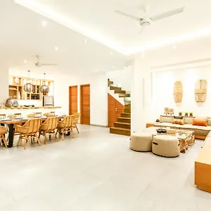 Cozy 4 Bedroom 5 Mins Walking To Finns Villa Canggu (Bali)
